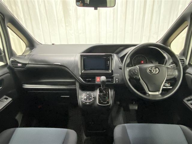 ノア Ｘ　４ＷＤ　フルセグ　メモリーナビ　ＤＶＤ再生　ミュージックプレイヤー接続可　後席モニター　バックカメラ　衝突被害軽減システム　電動スライドドア　ＬＥＤヘッドランプ　ウオークスルー　乗車定員７人（2枚目）