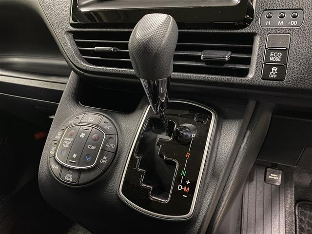 ノア Ｘ　４ＷＤ　フルセグ　メモリーナビ　ＤＶＤ再生　ミュージックプレイヤー接続可　後席モニター　バックカメラ　衝突被害軽減システム　電動スライドドア　ＬＥＤヘッドランプ　ウオークスルー　乗車定員７人（8枚目）