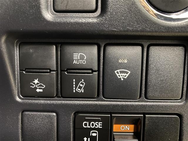 ノア Ｘ　４ＷＤ　フルセグ　メモリーナビ　ＤＶＤ再生　ミュージックプレイヤー接続可　後席モニター　バックカメラ　衝突被害軽減システム　電動スライドドア　ＬＥＤヘッドランプ　ウオークスルー　乗車定員７人（12枚目）