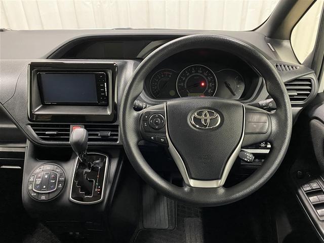 ノア Ｘ　４ＷＤ　フルセグ　メモリーナビ　ＤＶＤ再生　ミュージックプレイヤー接続可　後席モニター　バックカメラ　衝突被害軽減システム　電動スライドドア　ＬＥＤヘッドランプ　ウオークスルー　乗車定員７人（18枚目）