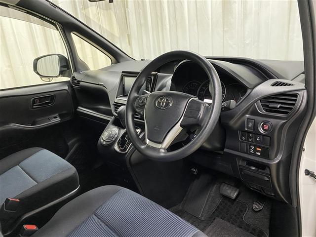 ノア Ｘ　４ＷＤ　フルセグ　メモリーナビ　ＤＶＤ再生　ミュージックプレイヤー接続可　後席モニター　バックカメラ　衝突被害軽減システム　電動スライドドア　ＬＥＤヘッドランプ　ウオークスルー　乗車定員７人（19枚目）