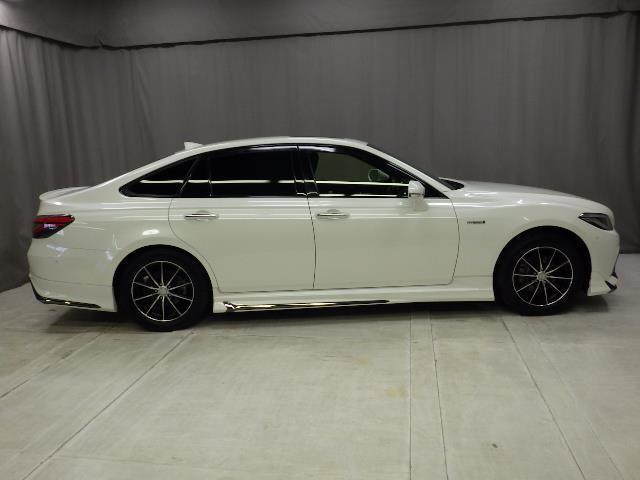 クラウンハイブリッド ＲＳアドバンス　Ｆｏｕｒ　革シート　サンルーフ　４ＷＤ　フルセグ　メモリーナビ　ＤＶＤ再生　ミュージックプレイヤー接続可　バックカメラ　衝突被害軽減システム　ＥＴＣ　ドラレコ　ＬＥＤヘッドランプ　ワンオーナー　フルエアロ（5枚目）