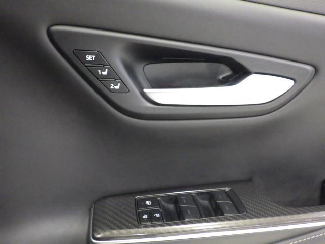 クラウンハイブリッド ＲＳアドバンス　Ｆｏｕｒ　革シート　サンルーフ　４ＷＤ　フルセグ　メモリーナビ　ＤＶＤ再生　ミュージックプレイヤー接続可　バックカメラ　衝突被害軽減システム　ＥＴＣ　ドラレコ　ＬＥＤヘッドランプ　ワンオーナー　フルエアロ（16枚目）