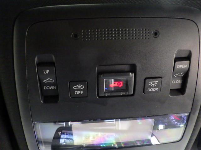 クラウンハイブリッド ＲＳアドバンス　Ｆｏｕｒ　革シート　サンルーフ　４ＷＤ　フルセグ　メモリーナビ　ＤＶＤ再生　ミュージックプレイヤー接続可　バックカメラ　衝突被害軽減システム　ＥＴＣ　ドラレコ　ＬＥＤヘッドランプ　ワンオーナー　フルエアロ（17枚目）