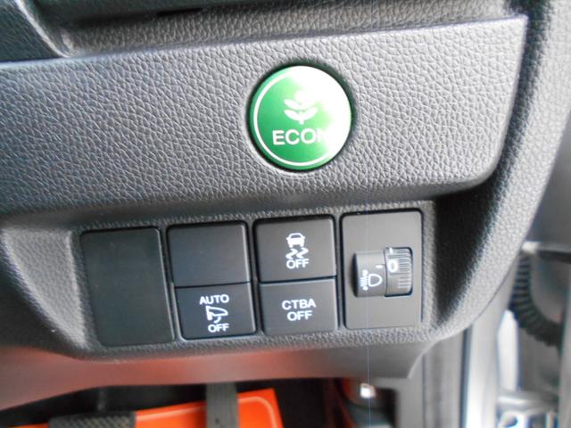 フィット １３Ｇ・Ｆパッケージ　純正ナビ　ＴＶ　Ｂｌｕｅｔｏｏｔｈ　ドライブレコーダー　ＥＴＣ　バックカメラ　衝突被害軽減システム　スマートキー　電動格納ミラー　ＣＶＴ　盗難防止システム　衝突安全ボディ　ＥＳＣ（8枚目）