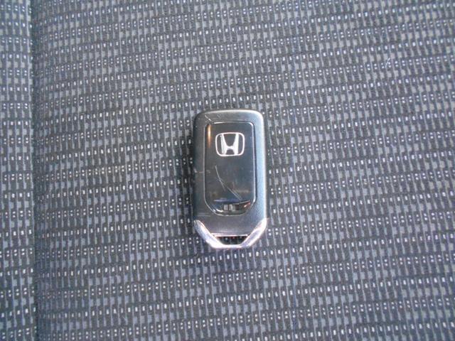 フィット １３Ｇ・Ｆパッケージ　純正ナビ　ＴＶ　Ｂｌｕｅｔｏｏｔｈ　ドライブレコーダー　ＥＴＣ　バックカメラ　衝突被害軽減システム　スマートキー　電動格納ミラー　ＣＶＴ　盗難防止システム　衝突安全ボディ　ＥＳＣ（9枚目）