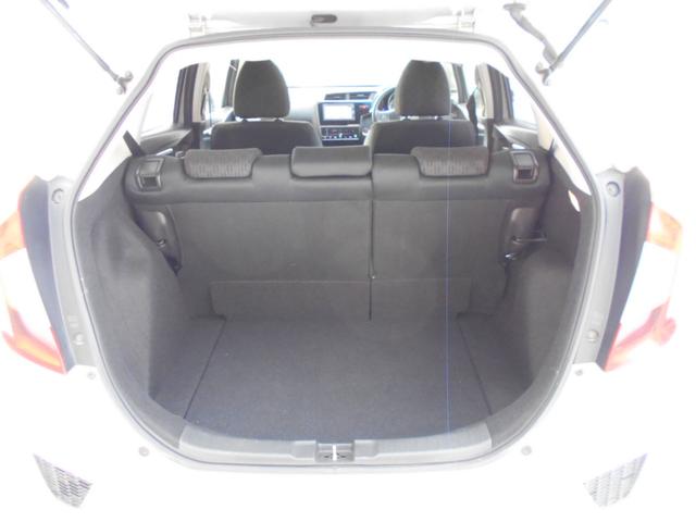 フィット １３Ｇ・Ｆパッケージ　純正ナビ　ＴＶ　Ｂｌｕｅｔｏｏｔｈ　ドライブレコーダー　ＥＴＣ　バックカメラ　衝突被害軽減システム　スマートキー　電動格納ミラー　ＣＶＴ　盗難防止システム　衝突安全ボディ　ＥＳＣ（18枚目）