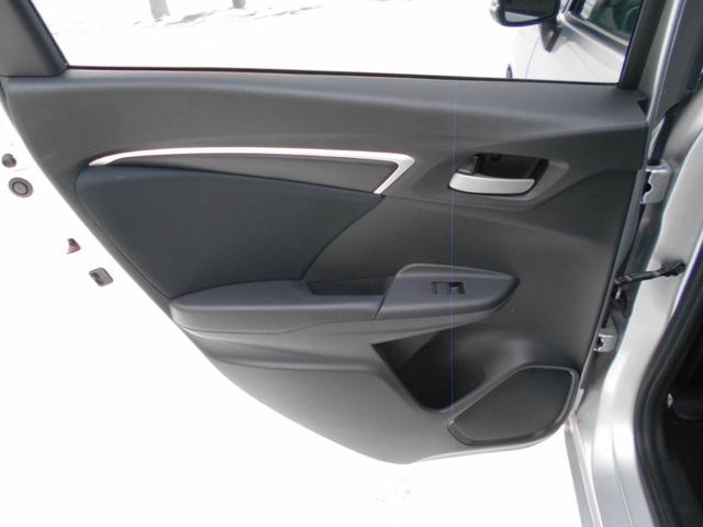 フィット １３Ｇ・Ｆパッケージ　純正ナビ　ＴＶ　Ｂｌｕｅｔｏｏｔｈ　ドライブレコーダー　ＥＴＣ　バックカメラ　衝突被害軽減システム　スマートキー　電動格納ミラー　ＣＶＴ　盗難防止システム　衝突安全ボディ　ＥＳＣ（29枚目）