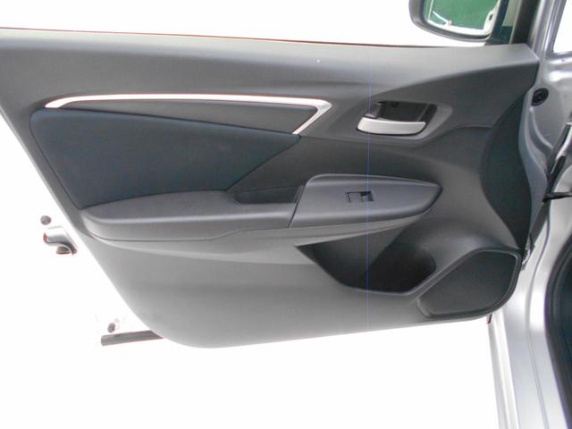 フィット １３Ｇ・Ｆパッケージ　純正ナビ　ＴＶ　Ｂｌｕｅｔｏｏｔｈ　ドライブレコーダー　ＥＴＣ　バックカメラ　衝突被害軽減システム　スマートキー　電動格納ミラー　ＣＶＴ　盗難防止システム　衝突安全ボディ　ＥＳＣ（32枚目）