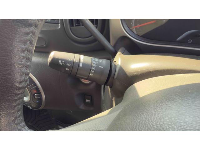 キューブ 　４ＷＤ　オートライト　スマートキー　電動格納ミラー　ＣＶＴ　ＣＤ　ミュージックプレイヤー接続可　エアコン　パワーステアリング　パワーウィンドウ（4枚目）