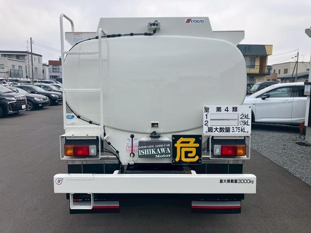 デュトロ タンクローリー　４ＷＤ　３．７５ＫＬ　２室　寒冷地仕様　ＭＴ　後輪ダブル　衝突被害軽減システム　クリアランスソナー　レーンアシスト　バックカメラ　アイドリングストップ　電動格納ミラー　オートライト　ＥＳＣ　エアコン　パワーステアリング（8枚目）