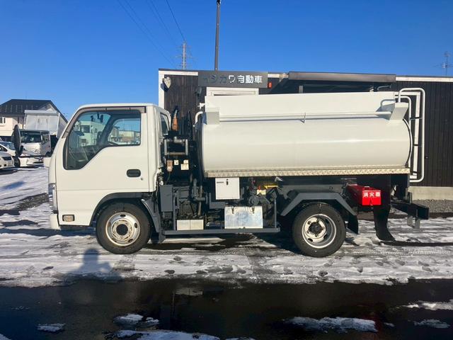 エルフトラック ３．５ＫＬタンクローリー　４ＷＤ　ＭＴ　後輪ダブル　バックカメラ　アイドリングストップ　電動格納ミラー　エアコン　運転席エアバッグ（9枚目）