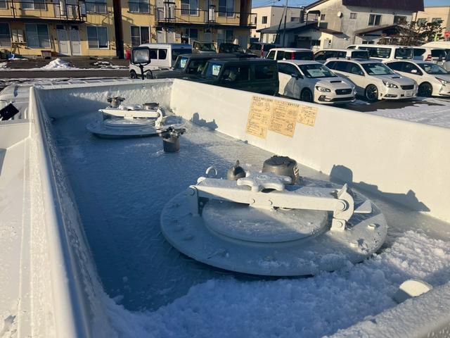 エルフトラック ３．５ＫＬタンクローリー　４ＷＤ　ＭＴ　後輪ダブル　バックカメラ　アイドリングストップ　電動格納ミラー　エアコン　運転席エアバッグ（11枚目）