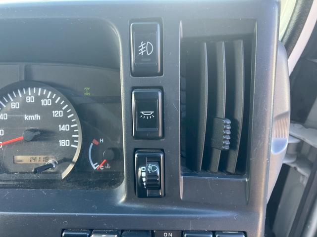 エルフトラック ３．５ＫＬタンクローリー　４ＷＤ　ＭＴ　後輪ダブル　バックカメラ　アイドリングストップ　電動格納ミラー　エアコン　運転席エアバッグ（18枚目）