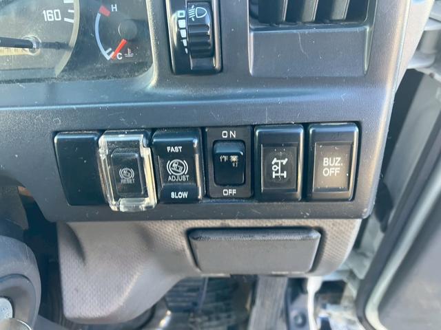 エルフトラック ３．５ＫＬタンクローリー　４ＷＤ　ＭＴ　後輪ダブル　バックカメラ　アイドリングストップ　電動格納ミラー　エアコン　運転席エアバッグ（19枚目）