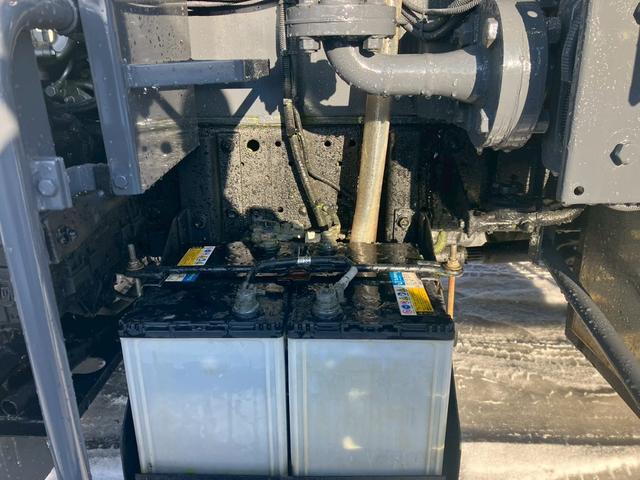 エルフトラック ３．５ＫＬタンクローリー　４ＷＤ　ＭＴ　後輪ダブル　バックカメラ　アイドリングストップ　電動格納ミラー　エアコン　運転席エアバッグ（24枚目）