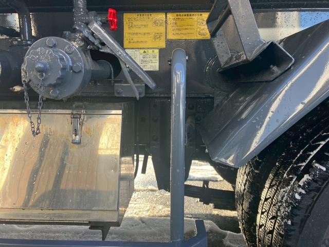 エルフトラック ３．５ＫＬタンクローリー　４ＷＤ　ＭＴ　後輪ダブル　バックカメラ　アイドリングストップ　電動格納ミラー　エアコン　運転席エアバッグ（25枚目）