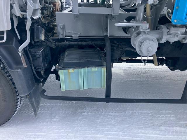 ダイナトラック タンクローリー　３．７５ＫＬ　２室　４ＷＤ　ＭＴ　後輪ダブル　ＥＳＣ　エアコン　パワーウィンドウ　運転席エアバッグ（17枚目）