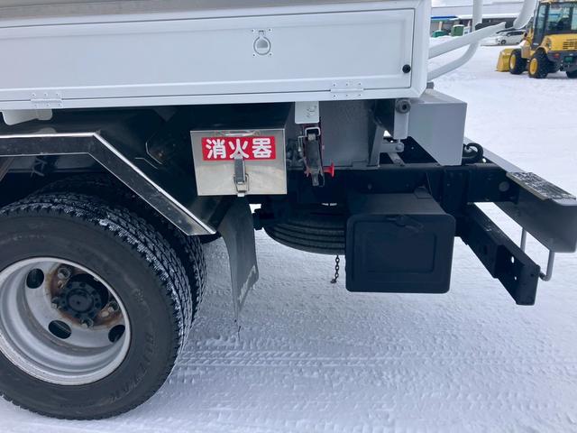 ダイナトラック タンクローリー　３．７５ＫＬ　２室　４ＷＤ　ＭＴ　後輪ダブル　ＥＳＣ　エアコン　パワーウィンドウ　運転席エアバッグ（18枚目）
