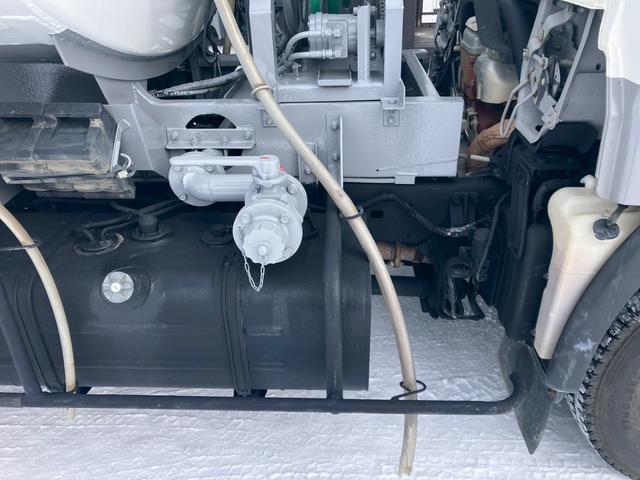 ダイナトラック タンクローリー　３．７５ＫＬ　２室　４ＷＤ　ＭＴ　後輪ダブル　ＥＳＣ　エアコン　パワーウィンドウ　運転席エアバッグ（21枚目）