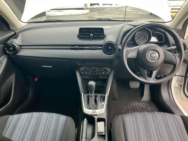 デミオ １３Ｃ　４ＷＤ　ＥＴＣ　キーレスエントリー　アイドリングストップ　ＡＴ　盗難防止システム　衝突安全ボディ　ＡＢＳ　ＥＳＣ　ＵＳＢ　ミュージックプレイヤー接続可　エアコン　パワーステアリング　パワーウィンドウ（10枚目）