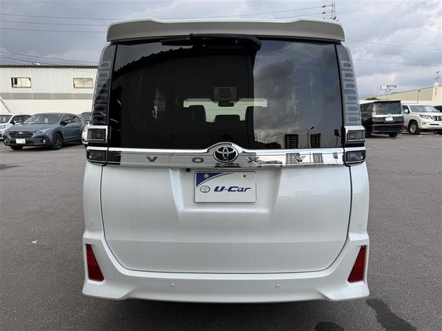 ヴォクシー ＺＳ　煌ＩＩＩ　４ＷＤ　フルセグ　メモリーナビ　ＤＶＤ再生　後席モニター　バックカメラ　衝突被害軽減システム　両側電動スライド　ＬＥＤヘッドランプ　乗車定員８人　３列シート　ワンオーナー　アイドリングストップ（4枚目）