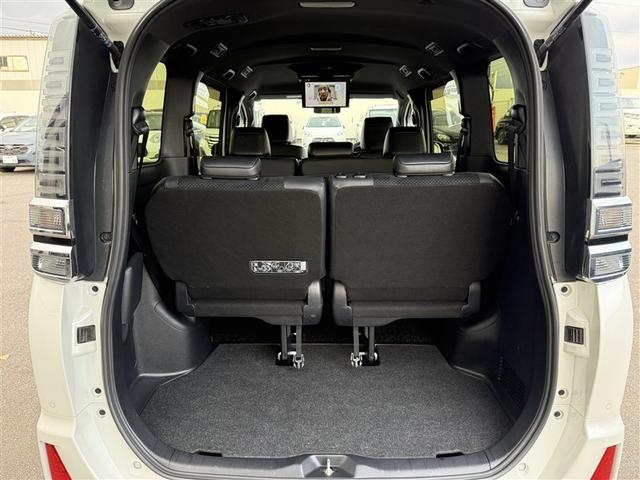 ヴォクシー ＺＳ　煌ＩＩＩ　４ＷＤ　フルセグ　メモリーナビ　ＤＶＤ再生　後席モニター　バックカメラ　衝突被害軽減システム　両側電動スライド　ＬＥＤヘッドランプ　乗車定員８人　３列シート　ワンオーナー　アイドリングストップ（5枚目）
