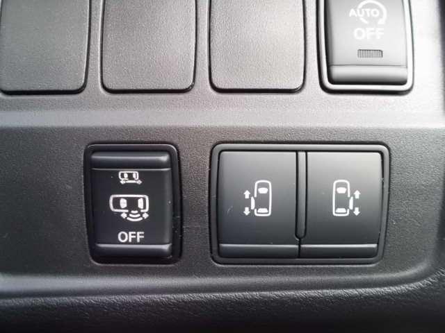 セレナ ２．０　ハイウェイスター　Ｖ　４ＷＤ　ローダウン・プロパイロット・純正大型ナビ（17枚目）