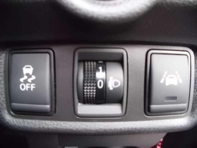 ノート Ｘ　ＦＯＵＲ　スマートセーフティエディション　スマートミラー・アラウンドビューモニター・エマージェンシーブレーキ・踏み間違い防止・ＶＤＣ（横滑り防止機能）・オートエアコン・オートライト（17枚目）