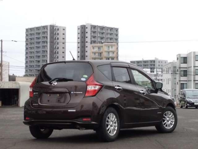 ノート 　ナビ・地デジ・アラウンドビューモニター・スマートルームミラー・エマージェンシーブレーキ・踏み間違い防止機能・オートライト・ＬＥＤライト（2枚目）