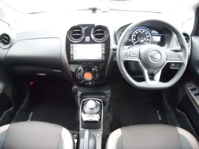 ノート 　ナビ・地デジ・アラウンドビューモニター・スマートルームミラー・エマージェンシーブレーキ・踏み間違い防止機能・オートライト・ＬＥＤライト（3枚目）