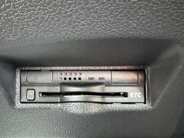プリウス １．８　Ａ　プレミアム　Ｅ－Ｆｏｕｒ　４ＷＤ　メモリーナビゲーション　フルセグテレビ　バ（9枚目）