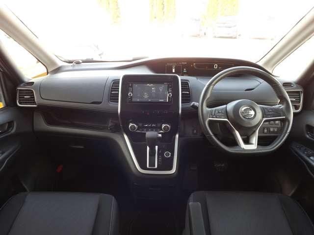 セレナ ２．０　ハイウェイスター　４ＷＤ　メモリーナビゲーション（4枚目）