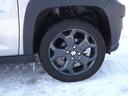 夏タイヤには純正アルミホイールが装着されています。