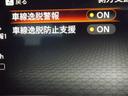 【車線逸脱防止支援システム＋車線逸脱警報】　警告音とともにブレーキを制御することで車両をもとの車線内に戻すような力を短時間発生させ、クルマを車線内に戻すようドライバーのステアリング操作をアシストします