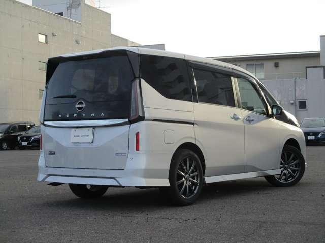 セレナ ２．０　ハイウェイスターＶ　４ＷＤ　メーカーナビゲーション　アラウンドビュー（2枚目）