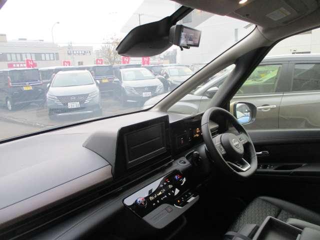 セレナ ２．０　ハイウェイスターＶ　４ＷＤ　当社試乗車アップ低速衝突被害軽減ブレーキ（3枚目）