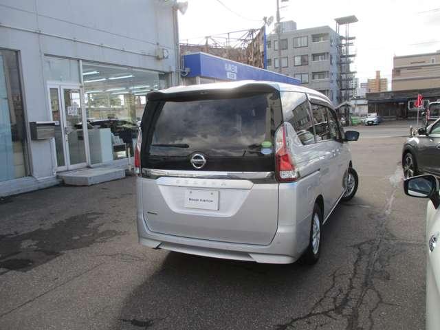 セレナ 2.0 X 4WD 低速衝突被害軽減ブレーキ横滑り防止アラウ(2枚目)