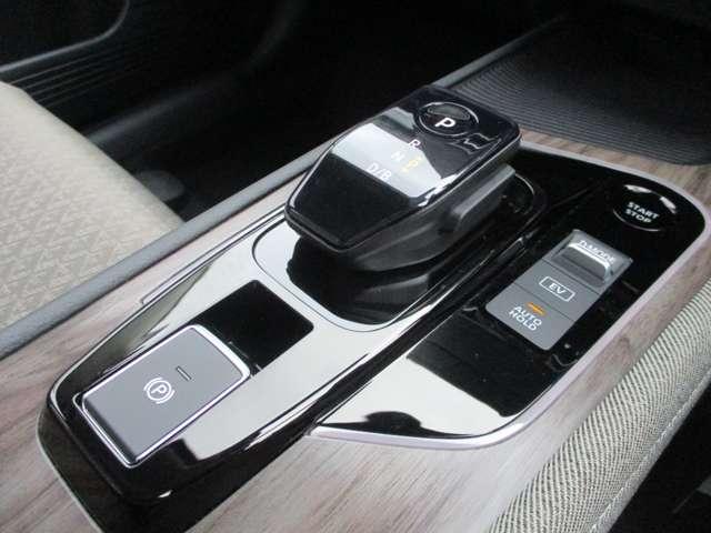 オーラ １．２　Ｇ　ＦＯＵＲ　４ＷＤ　低速衝突軽減ブレーキ横滑り防止装置社用車（6枚目）