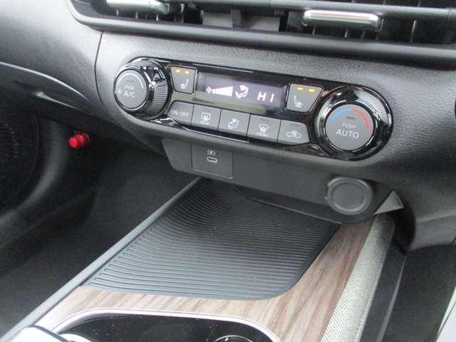 オーラ １．２　Ｇ　ＦＯＵＲ　４ＷＤ　低速衝突軽減ブレーキ横滑り防止装置社用車（8枚目）