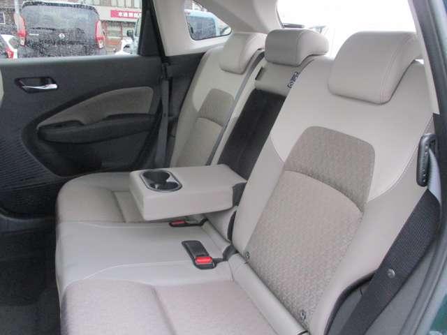 オーラ １．２　Ｇ　ＦＯＵＲ　４ＷＤ　低速衝突軽減ブレーキ横滑り防止装置社用車（11枚目）