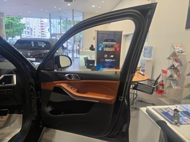 Ｘ７ ｘＤｒｉｖｅ　４０ｄ　Ｍスポーツ　認定中古車　サンルーフ　７人乗り　シートヒーター　ＨａｒｍａｎＫａｒｄｏｎ　アクティブクルーズコントロール　ヘッドアップディスプレイ　マッサージシート　ソフトクローズドア　保温保冷カップホルダ（27枚目）