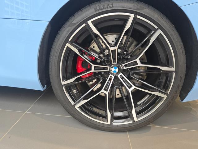 １００項目点検と純正部品交換：点検・整備は、ドイツ本社と同様の教育・訓練を受けた専門メカニックが、１００項目にも及ぶ箇所を徹底的に厳しくチェック。