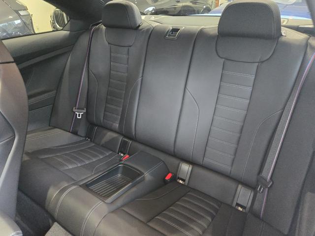 １００項目点検と純正部品交換：点検・整備は、ドイツ本社と同様の教育・訓練を受けた専門メカニックが、１００項目にも及ぶ箇所を徹底的に厳しくチェック。