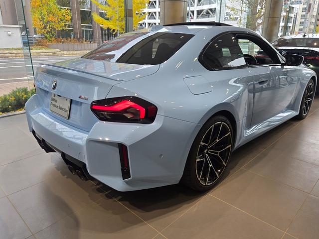 札幌の北１条通り沿いに面しているＢＭＷの看板が目印です。札幌中心部から西（北海道神宮）に向かう途中知事公館手前にございます。遠方の方はお気軽にお電話頂ければご案内致します。