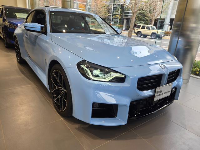 １００項目点検と純正部品交換：点検・整備は、ドイツ本社と同様の教育・訓練を受けた専門メカニックが、１００項目にも及ぶ箇所を徹底的に厳しくチェック。