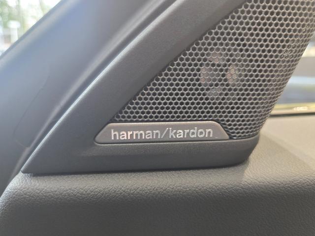 １００項目点検と純正部品交換：点検・整備は、ドイツ本社と同様の教育・訓練を受けた専門メカニックが、１００項目にも及ぶ箇所を徹底的に厳しくチェック。