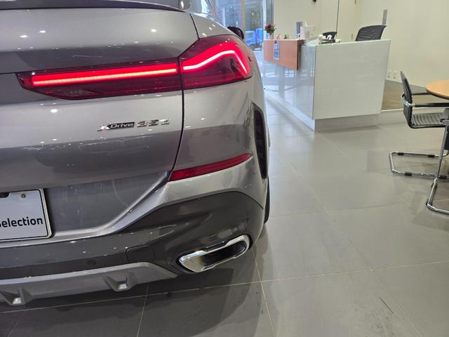 X6 xDrive 35d Mスポーツ 認定中古車 サンルーフ ソフトクローズドア トップビューカメラ 保温保冷カップホルダ 地デジ アンビエントライト HarmanKardonサラウンド 前後シートヒーター マッサージシート 電動シート(4枚目)