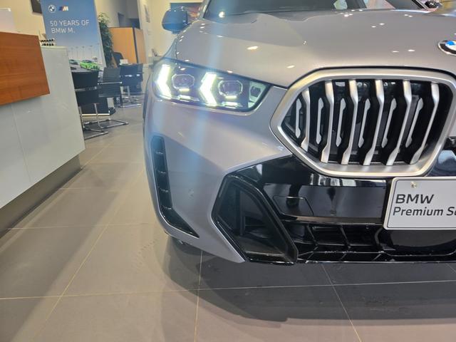 X6 xDrive 35d Mスポーツ 認定中古車 サンルーフ ソフトクローズドア トップビューカメラ 保温保冷カップホルダ 地デジ アンビエントライト HarmanKardonサラウンド 前後シートヒーター マッサージシート 電動シート(9枚目)