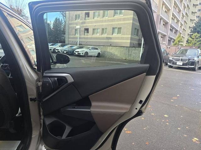 １００項目点検と純正部品交換：点検・整備は、ドイツ本社と同様の教育・訓練を受けた専門メカニックが、１００項目にも及ぶ箇所を徹底的に厳しくチェック。